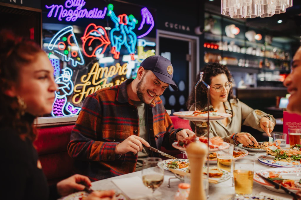 en grupp njuter av en god middag på en restaurang