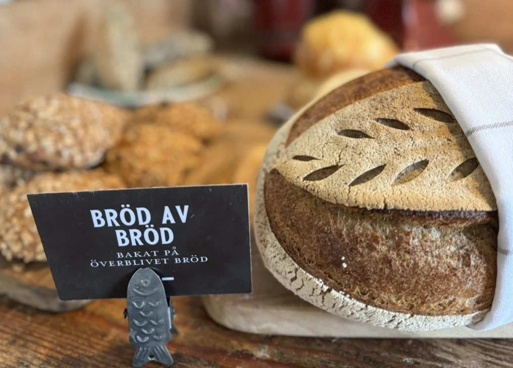 Bild på hemgjort bröd med en skylt i förgrunden med texten: Bröd av bröd- bakat på överblivet bröd