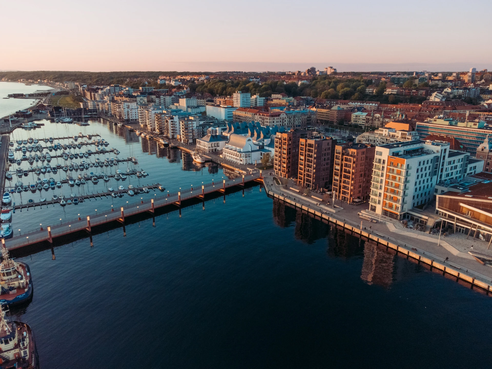drönarbild över norra hamnen i kvällsljus.