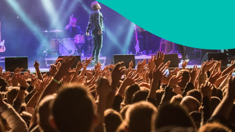 Konsertbild med en turkos våg uppe i hörnet som ett grafiskt element.