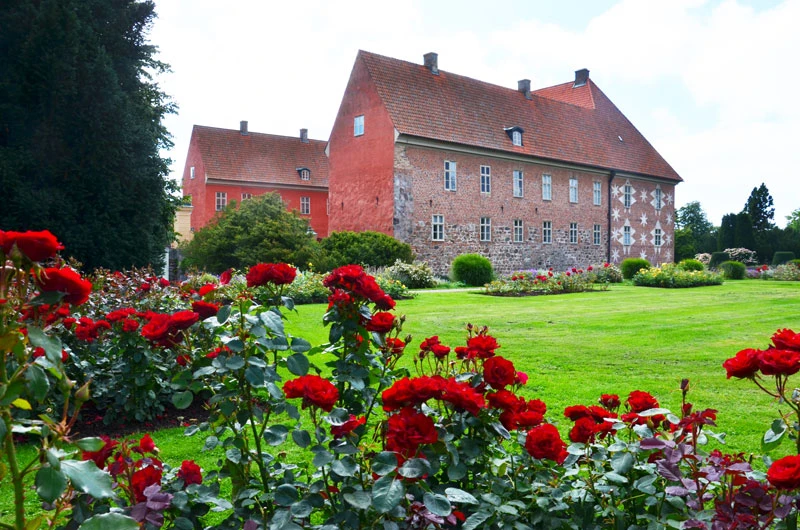 Vy över Krapperups slott och trädgård