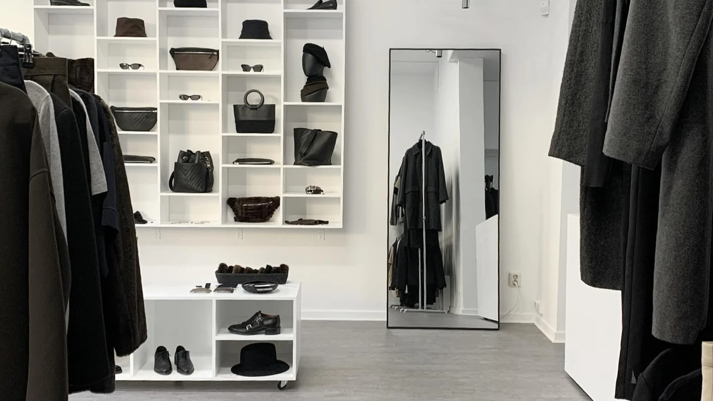 Bild inifrån butik Christina Fischer, kläder