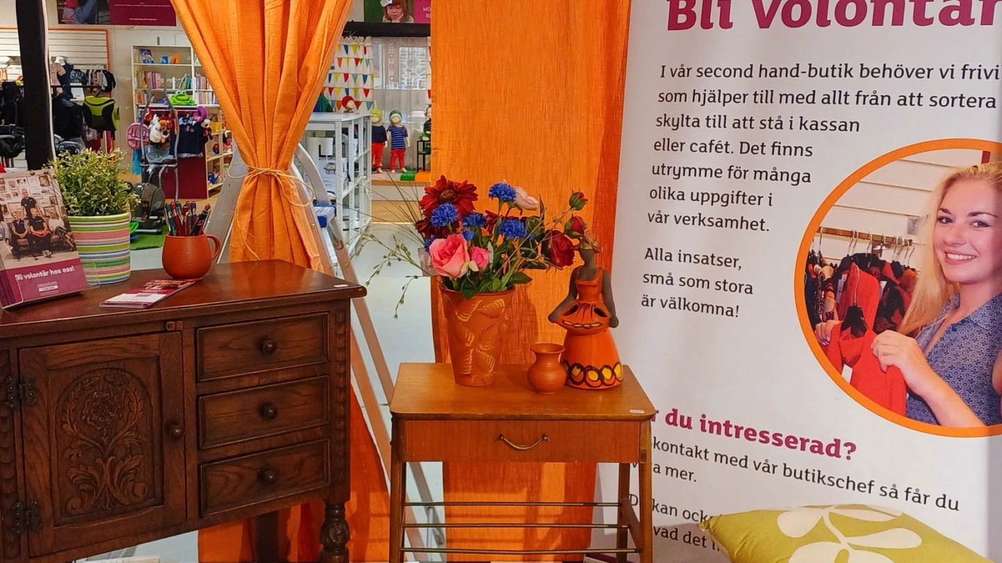 Bild från Erikshjälpen i röda och orangea inredningsdetaljer