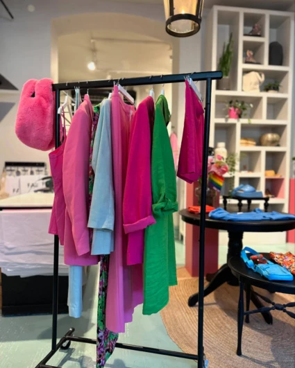 Bilder på kläder i butiken FAB studio, färgglatt