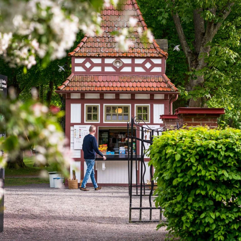 Bilden visar en glasskiosk i Ramlösa Brunnspark