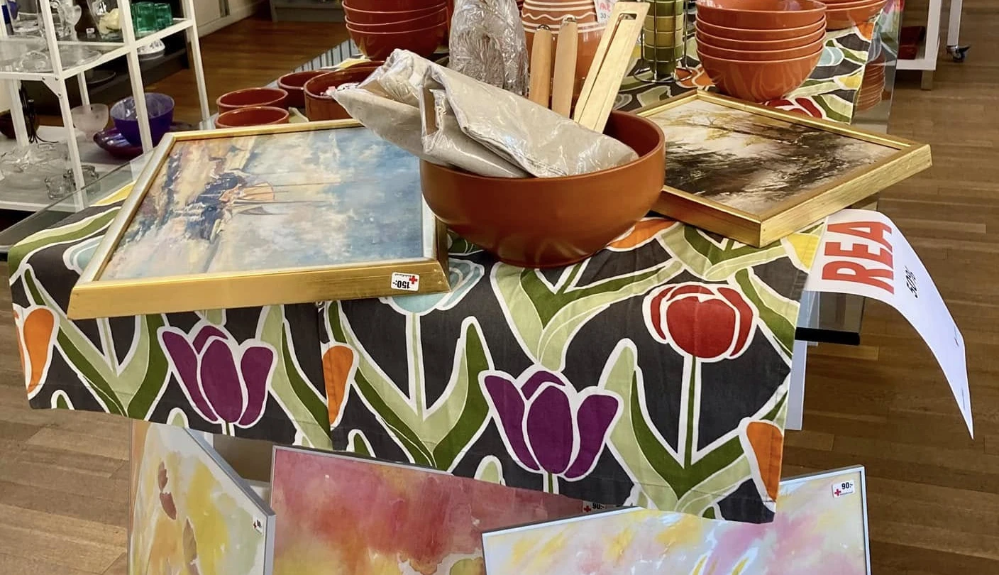 Bild inifrån butik Röda Korset