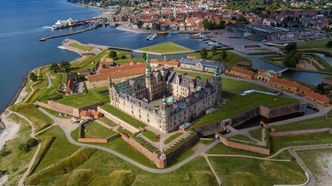Drönarbild över Kronborg slott och Helsingör