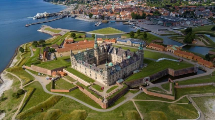 Drönarbild över Kronborg slott och Helsingör
