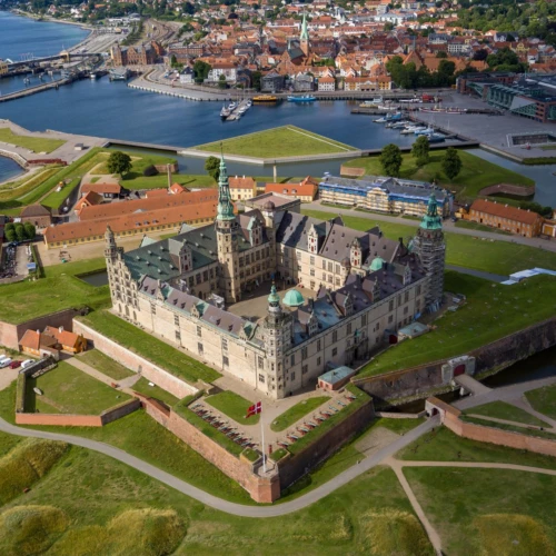 Drönarbild över Kronborg slott och Helsingör