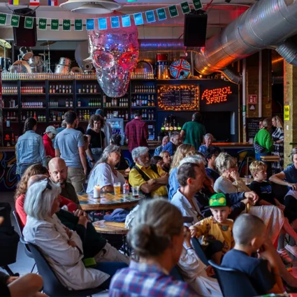 Bilden föreställer gäster i en bar.