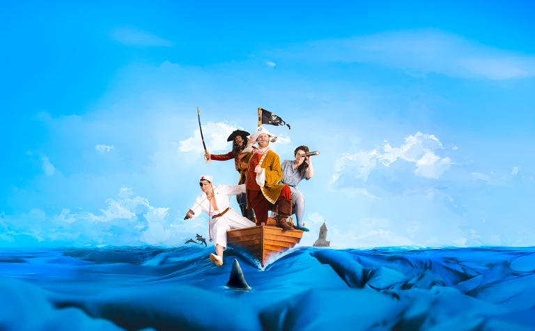 tecknad bild på ett piratskepp med pirater på ett blått hav