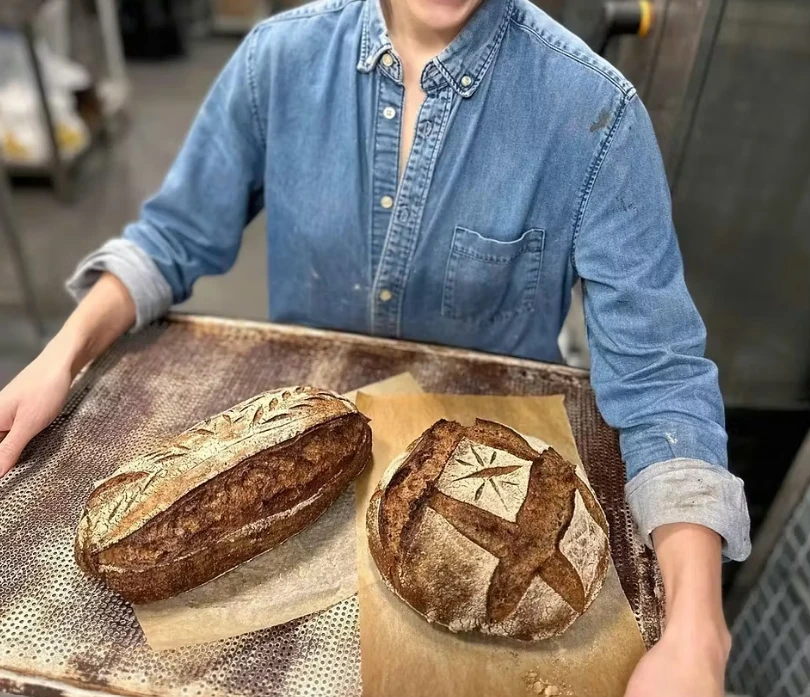 två nybakta bröd på en plå