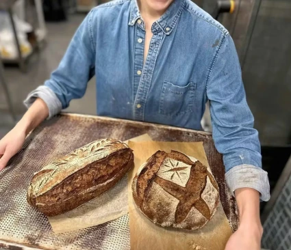 två nybakta bröd på en plå