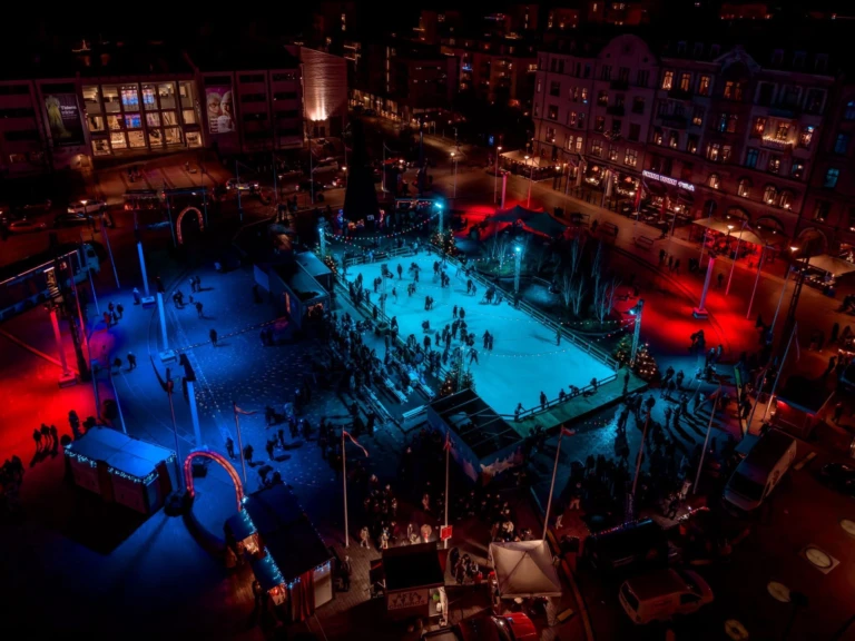 drönarbild över en isbana utomhus med färgglad belysning.