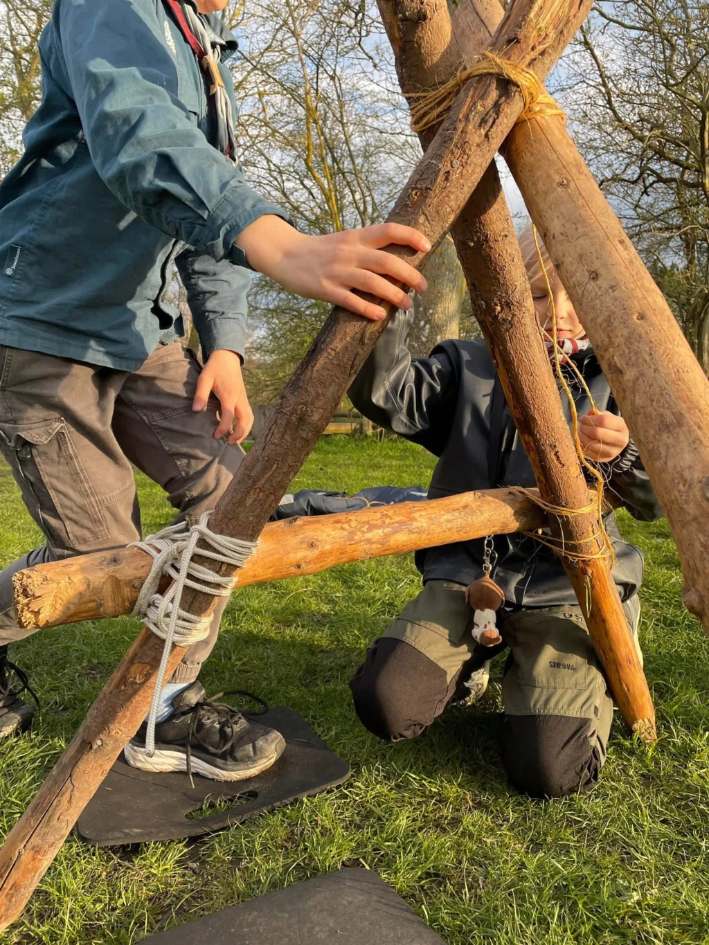 scouter bygger med träpinnar