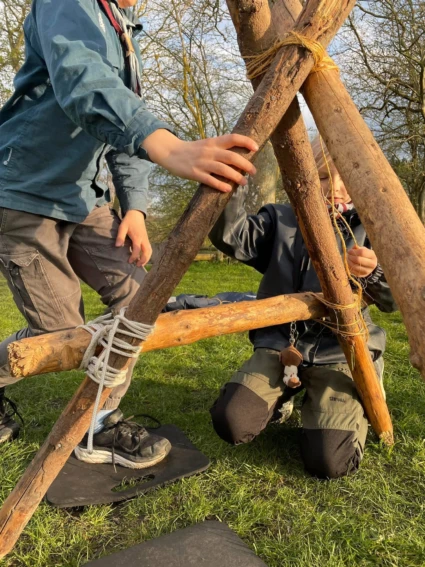 scouter bygger med träpinnar
