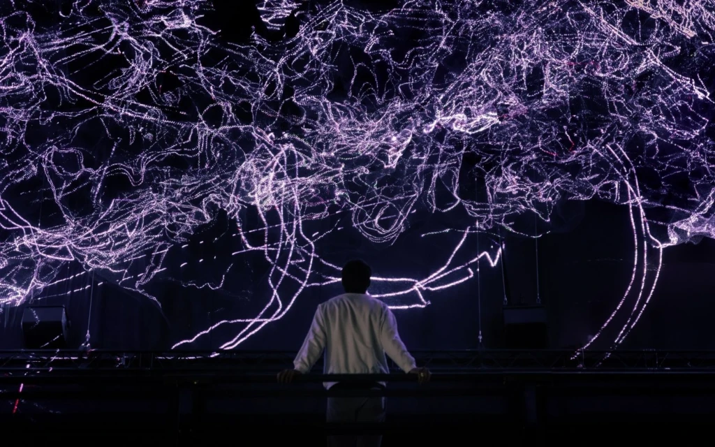 ljusinstallationer på en mörk himmel