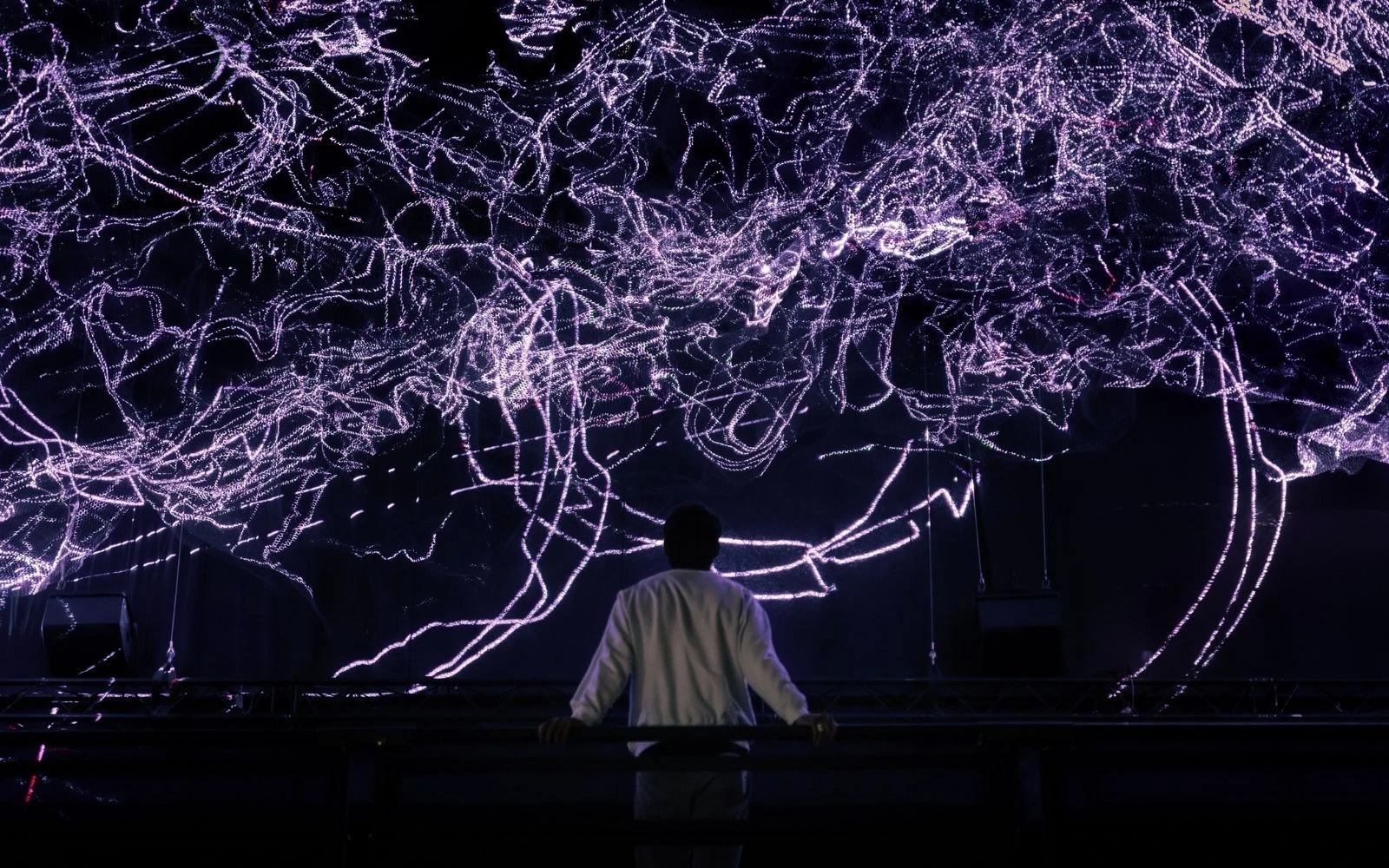 ljusinstallationer på en mörk himmel