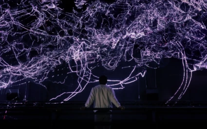 ljusinstallationer på en mörk himmel