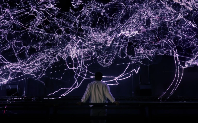 ljusinstallationer på en mörk himmel