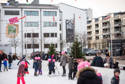barn på en isbana utomhus.