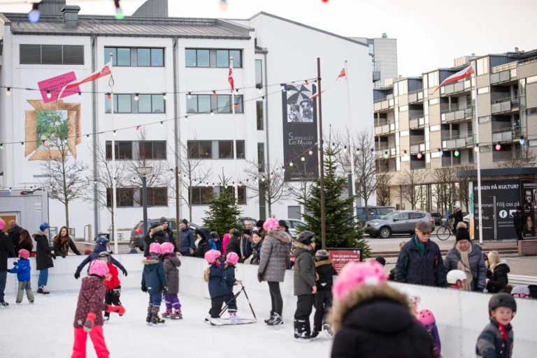barn på en isbana utomhus.
