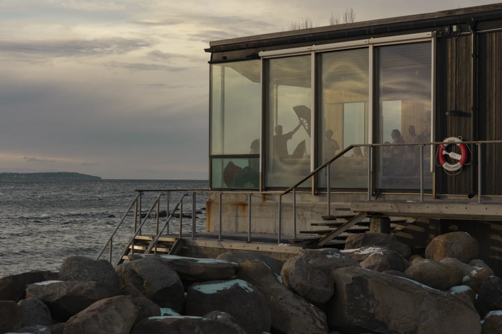 Exteriör bild av Kallis kallbadshus. Stora fönsterpartier ut mot havet.