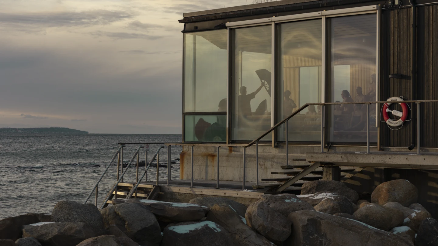 Exteriör bild av Kallis kallbadshus. Stora fönsterpartier ut mot havet.