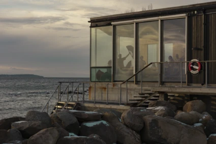 Exteriör bild av Kallis kallbadshus. Stora fönsterpartier ut mot havet.