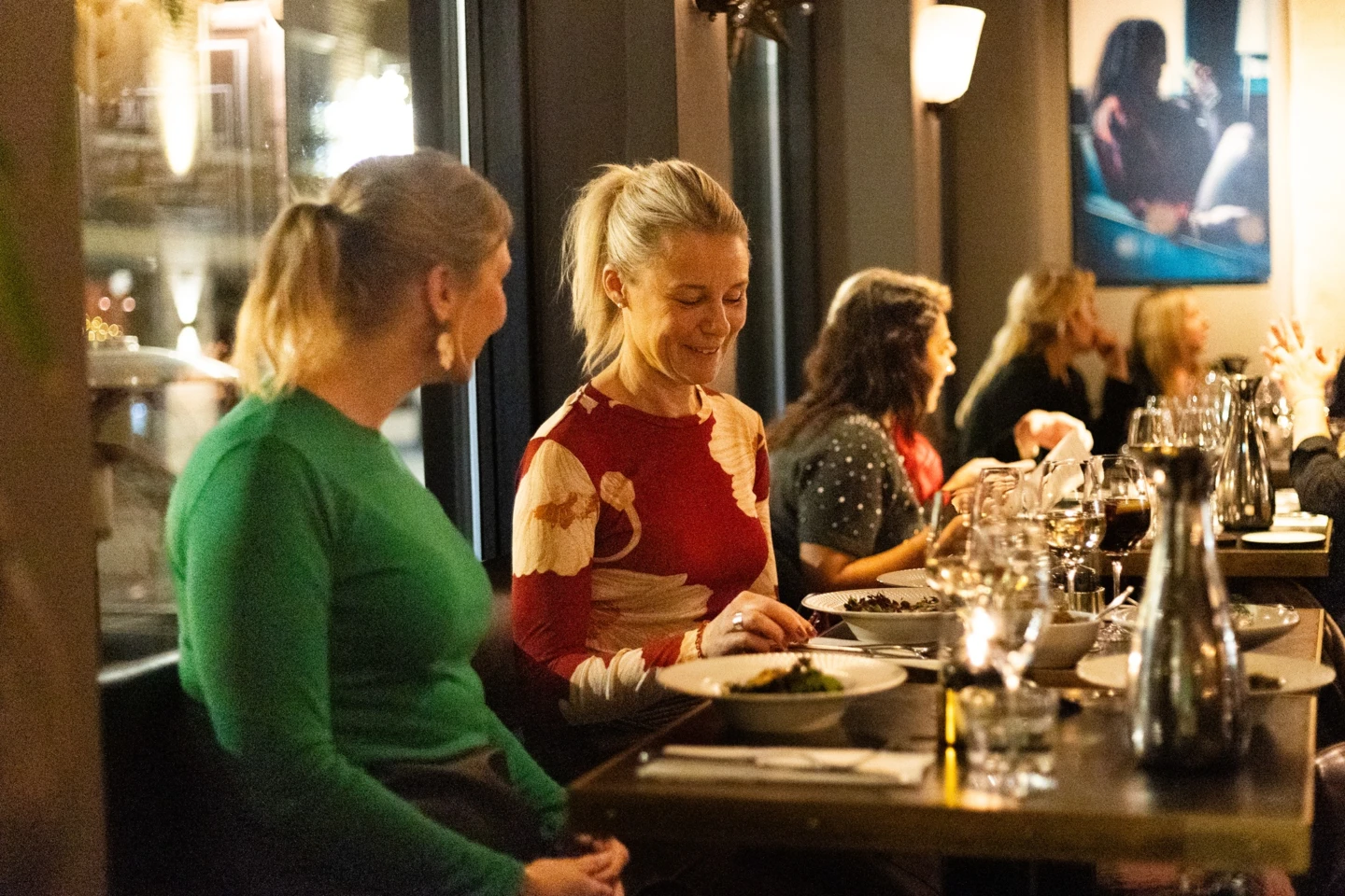 Två tjejer äter mat på restaurang