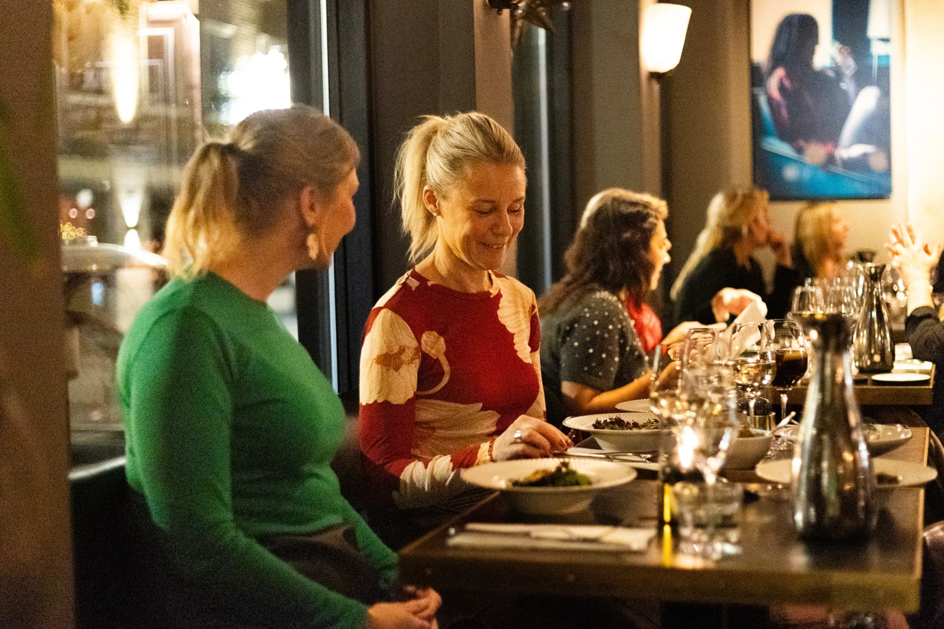 Två tjejer äter mat på restaurang