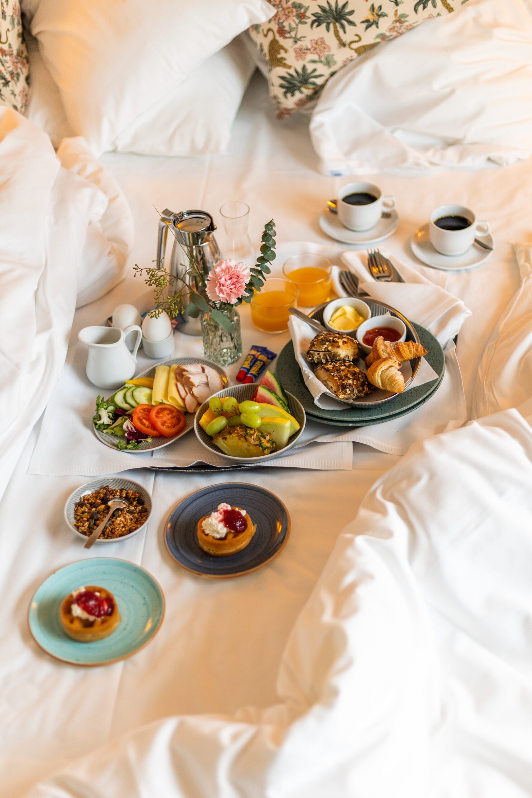 Hotellrum med frukost på sängen via roomservice