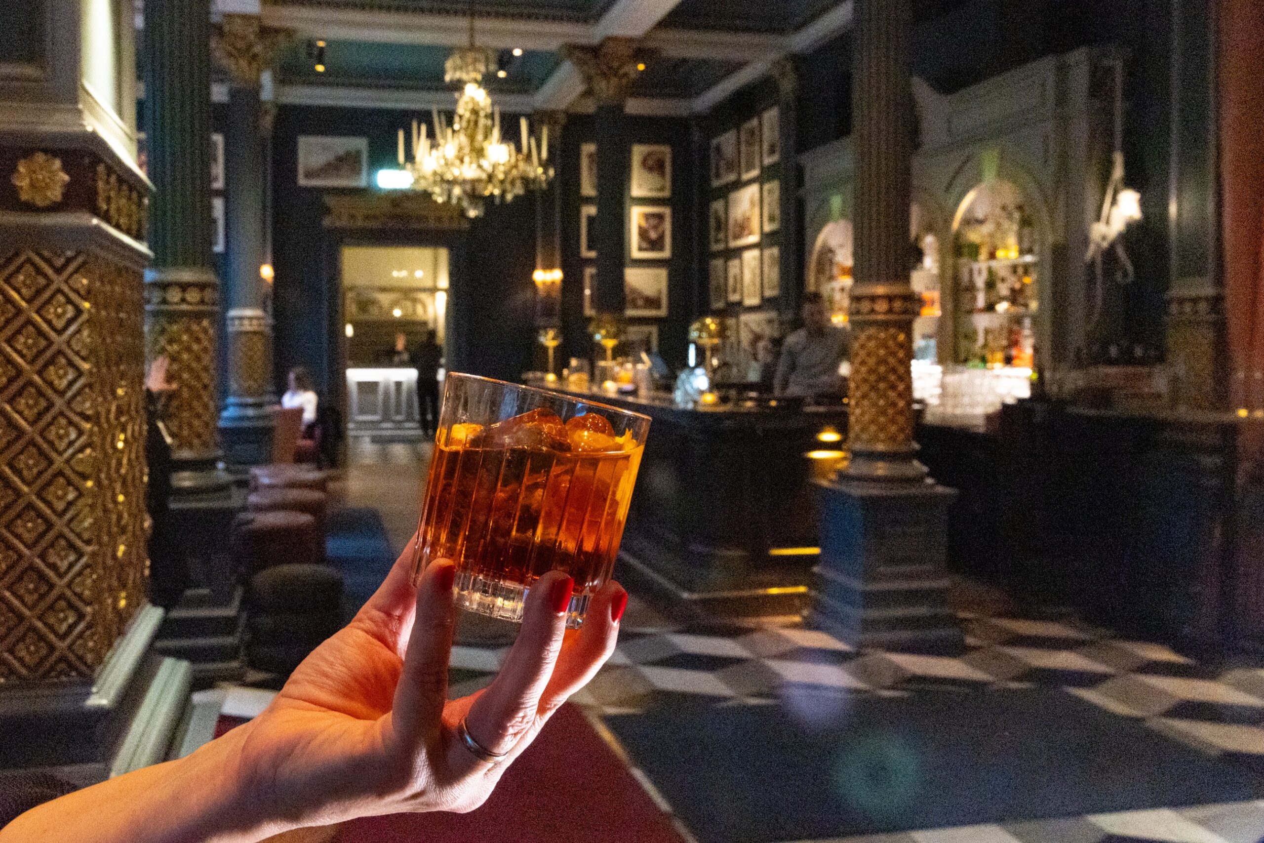 En hand som håller i en drink