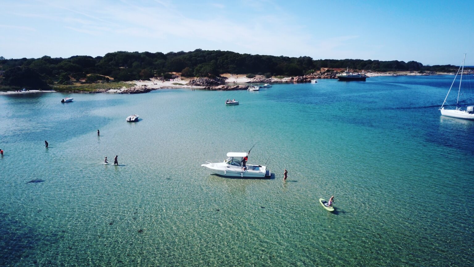 Hallands värderö med turkostblått vatten och segelbåtar