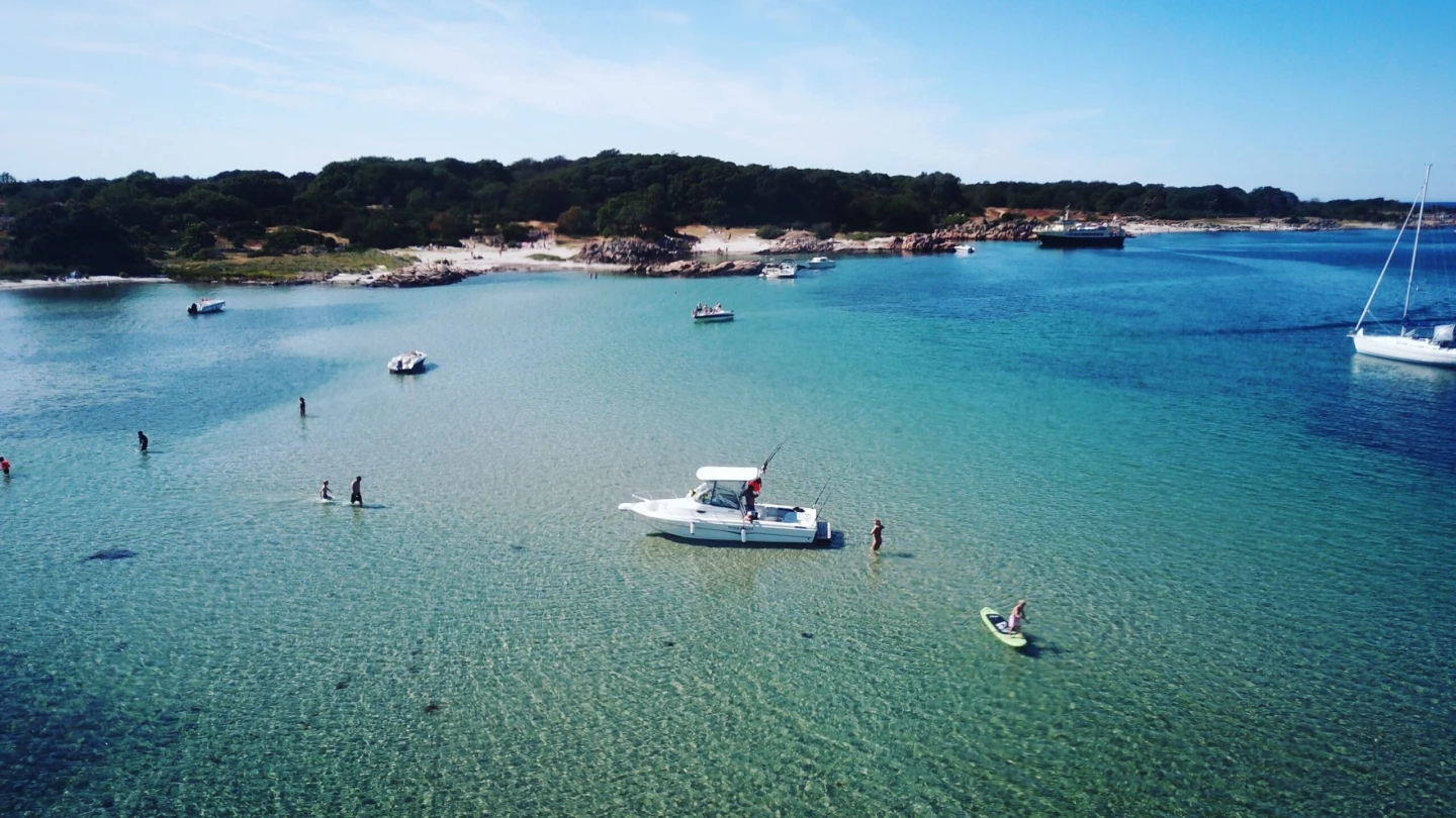 Hallands värderö med turkostblått vatten och segelbåtar