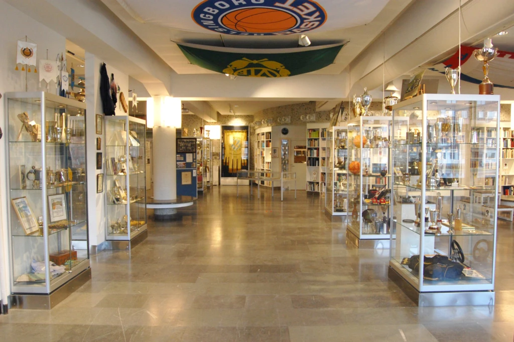 Glasmontrar på ett idrottsmuseum.