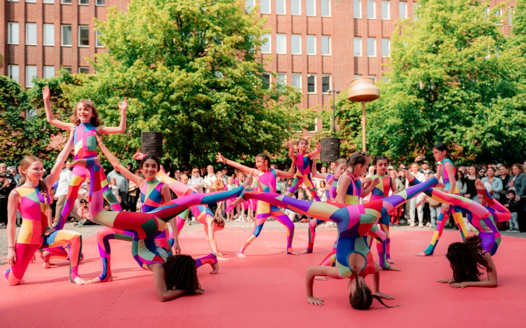 färgglada dansare på ett torg