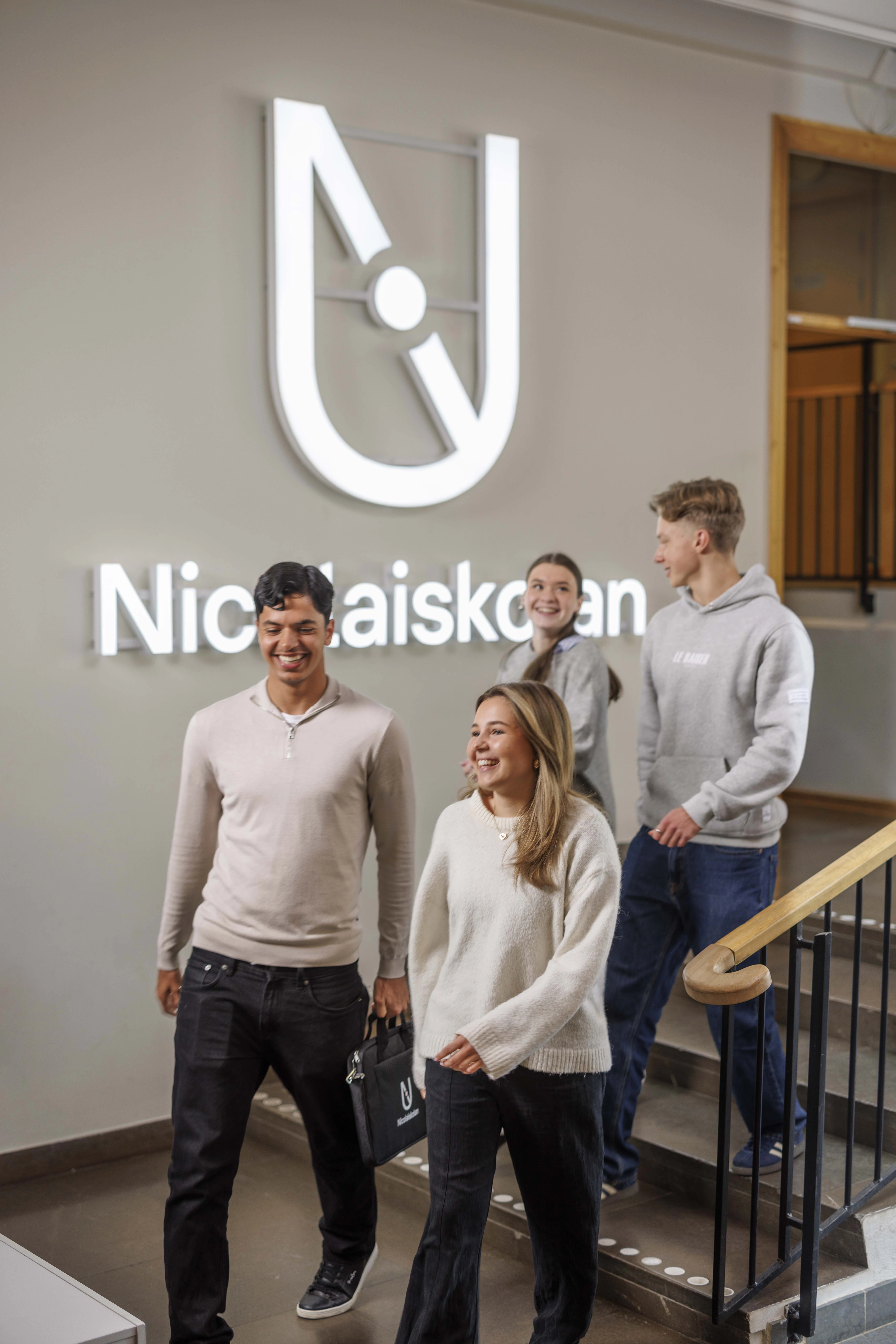 Elever från Nicolaiskolan i skolans entré.
