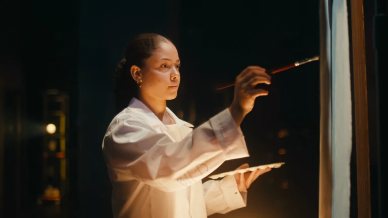 elev som ritar scenografi