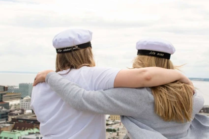 Elever med studentmössor som tittar ut över Helsingborg.
