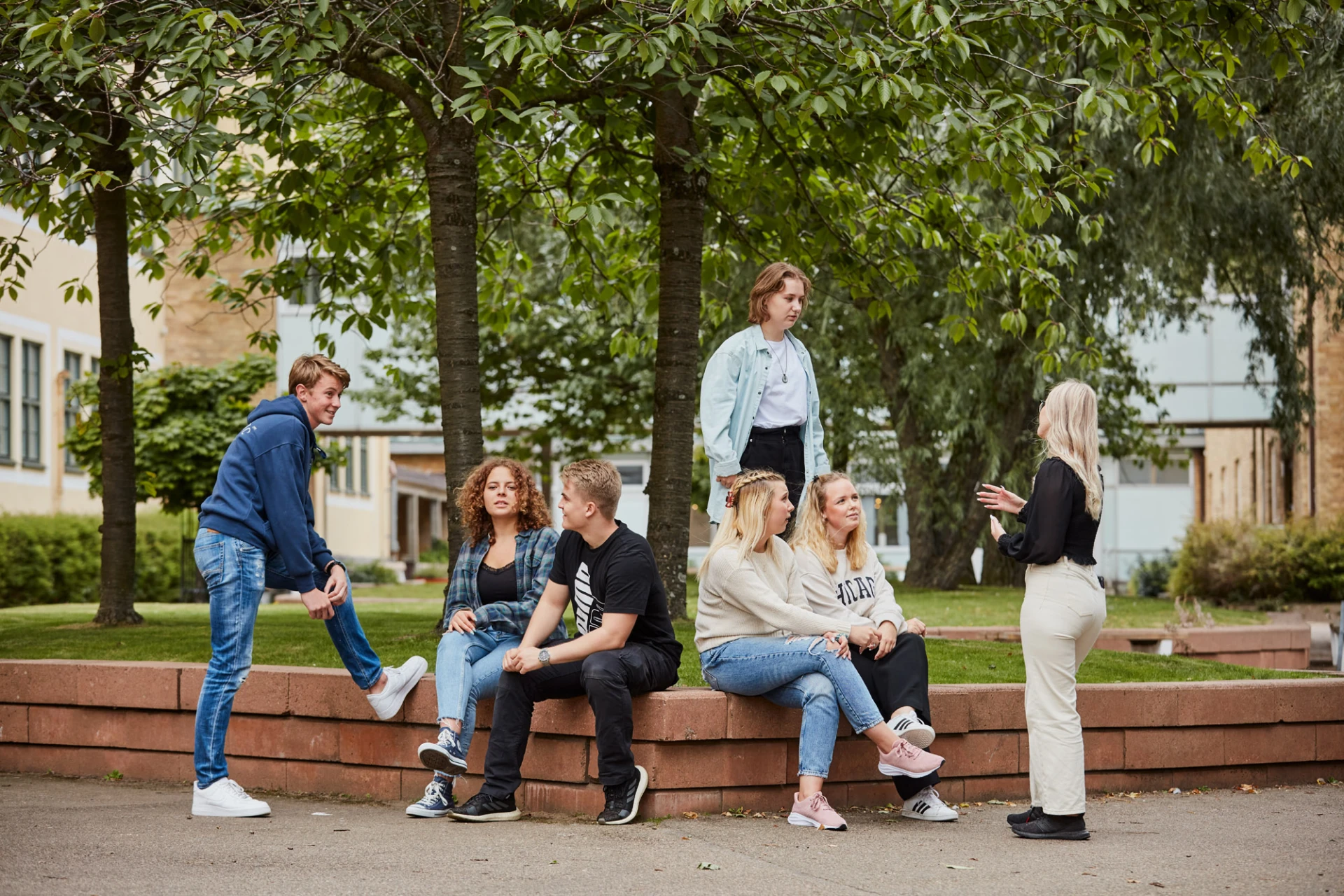 Elever i en samling på en skolgård.