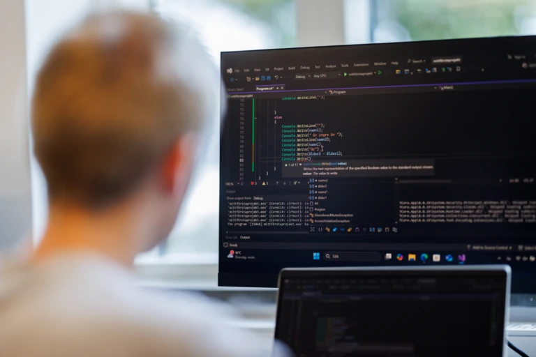 elev som programmerar
