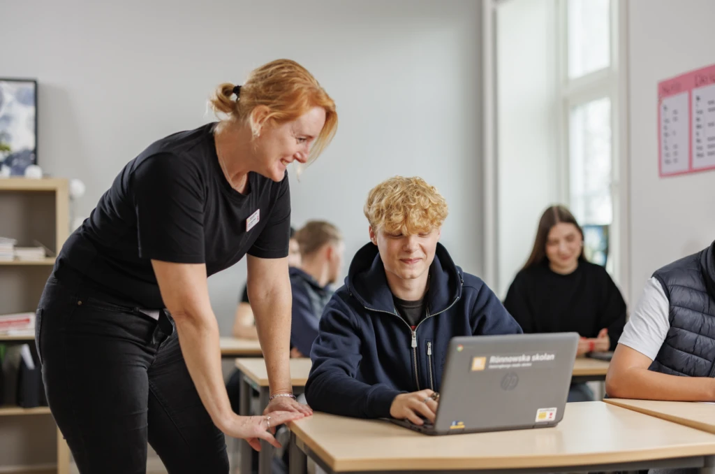 Lärare och elev i samspel i ett klassrum