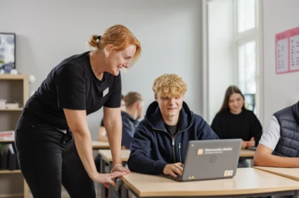 Lärare och elev i samspel i ett klassrum