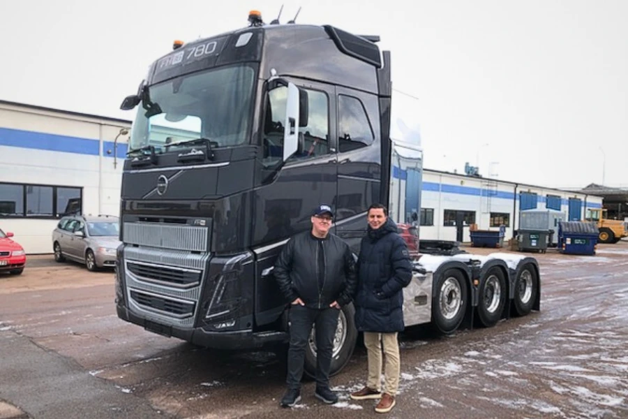 Michael Bergendahl och Ekrem Rrahmani lämnar över en lastbilen till Rönnowska skolan.