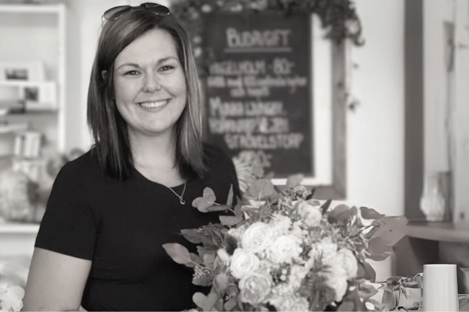 Pauline håller upp en bukett i hennes butik "Paulines blommor och blad"