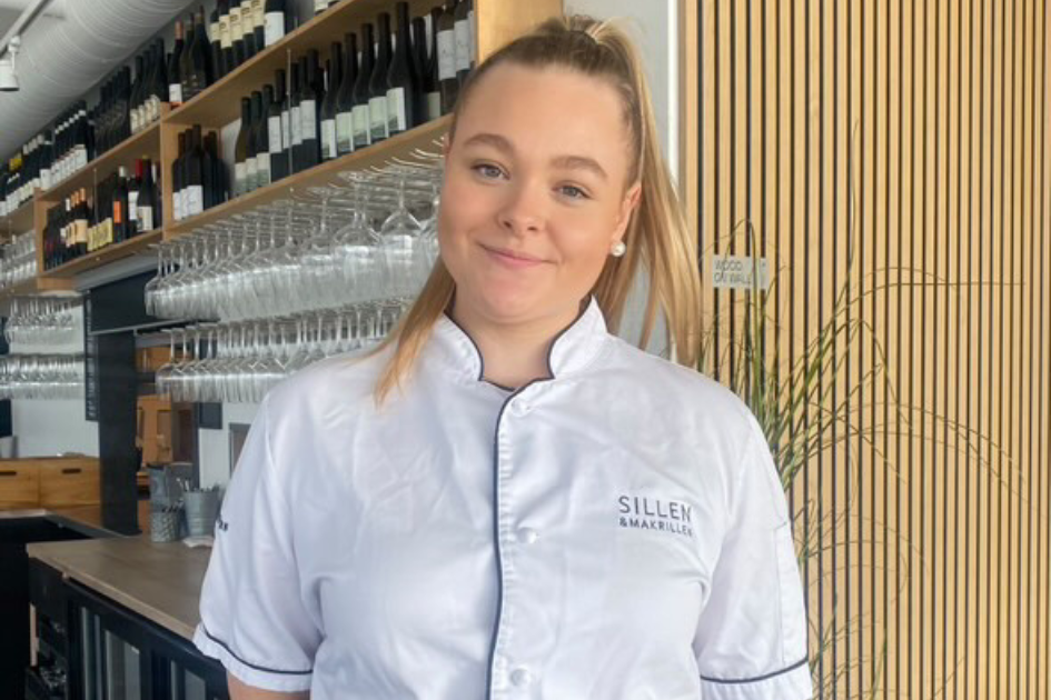 Maja i en restaurang