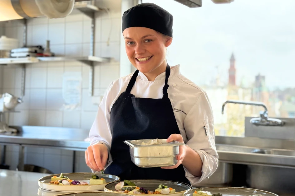 Ida i köket på Parapeten under en lunch i skolan.