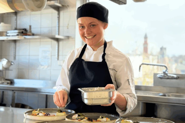 Ida i köket på Parapeten under en lunch i skolan.