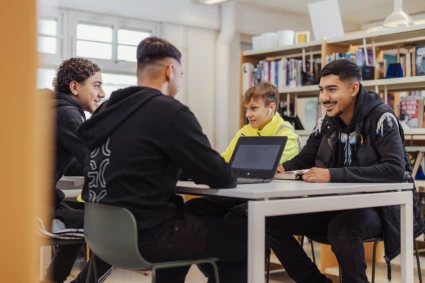 Elever som samtalar i ett klassrum